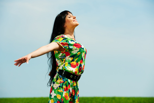 šťastná žena proti modré obloze - Fotografie, Obrázek