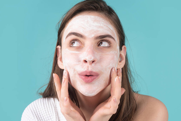 Woman facial mask, face clay. Funny woman with cosmetic facial procedure, spa skin concept. Skin care beauty treatment. Cosmetology and spa. - Foto, Imagem