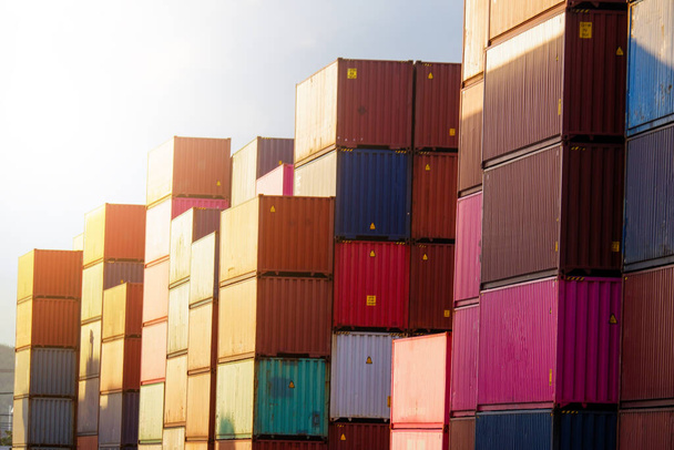 Vrachtvervoer, transport, transport, levering en distributie. commerciële business ideeën Groep van 40-voet zware gekleurde metalen containers gestapeld in de werf. - Foto, afbeelding
