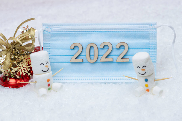 New Year and Merry Christmas 2022. Snowman from marshmallows. New Year theme. - Foto, Bild