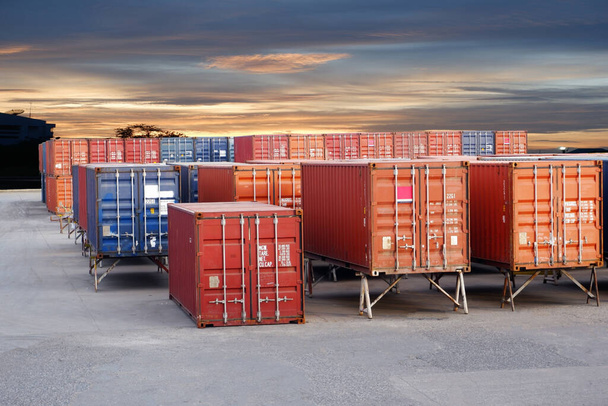 Container für den Versand im Packhof - Foto, Bild
