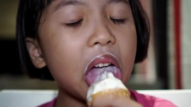 close-up hoofd van kleine meisje likken ijs - Video