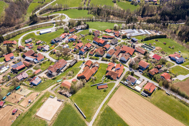Obrázek letecké fotografie s dronem krajiny v Bavorském lese s výhledem na město Grafenau s obcí Grueb v popředí, Německo - Fotografie, Obrázek