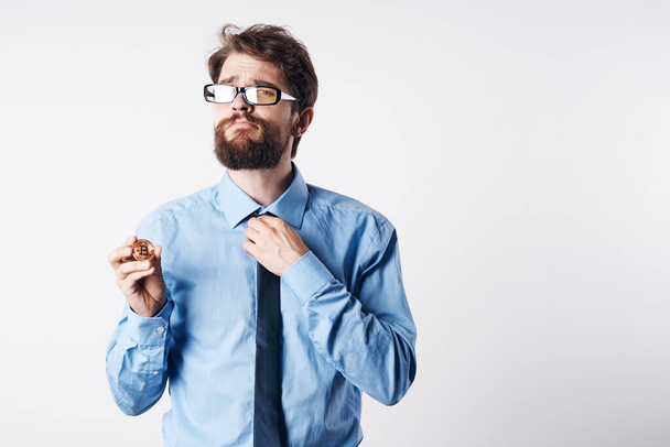 hombre de camisa con corbata criptomoneda bitcoin financista economía aplicación - Foto, imagen