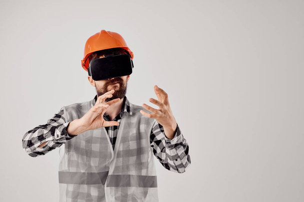 costruttore maschio in una tecnologia casco arancione professionale sfondo isolato - Foto, immagini
