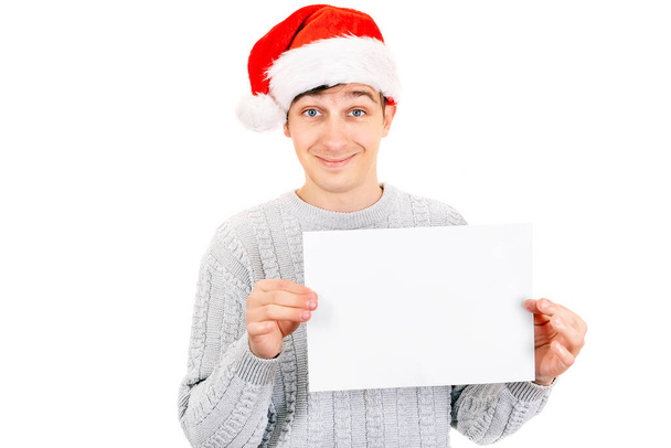 Счастливый молодой человек в Санта-Клаусе с блатной бумагой на белом фоне - Фото, изображение
