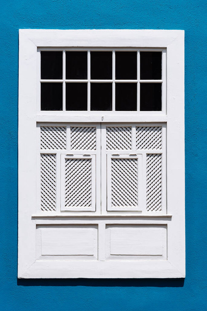 サンタ・クルス・デ・ラ・パルマの旧市街にあるカナリア植民地様式の家の伝統的な塗装窓 - 写真・画像