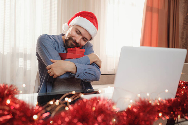 hipster άνθρωπος με κόκκινο κύπελλο κάθεται στο σπίτι τα Χριστούγεννα. - Φωτογραφία, εικόνα