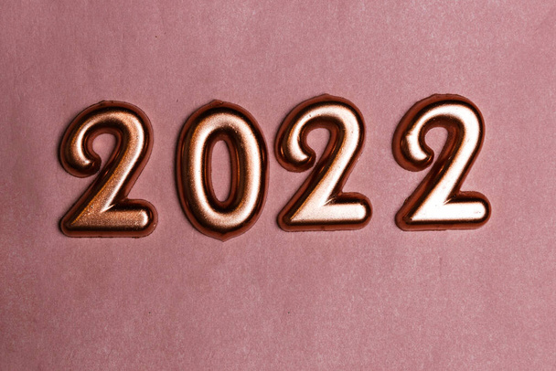 Ünnepi újév és karácsony arany szám 2022 rózsaszín háttér - Fotó, kép