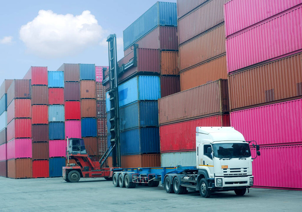 Обробники контейнерів Завантажити до вантажівки У гавані з фоном шафи для зберігання, промислові ідеї Імпорт та експорт
 - Фото, зображення