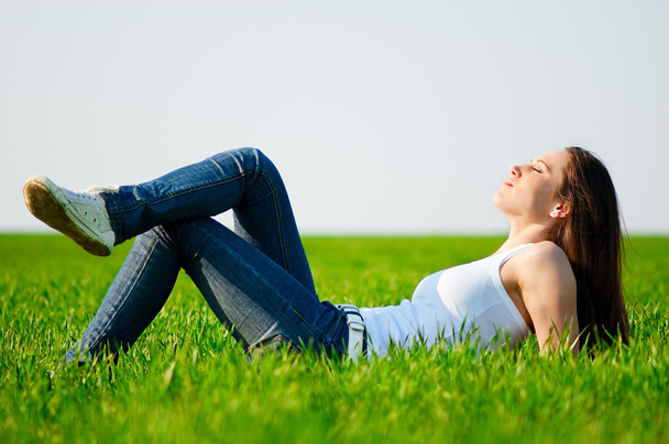 piękna dziewczyna leżąc na trawie - Zdjęcie, obraz