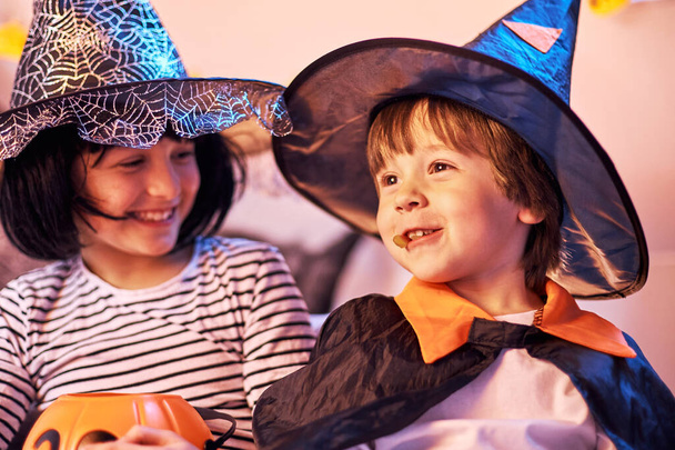 Портреты мальчика и девочки в костюмах на Хэллоуин. Счастливые дети  - Фото, изображение
