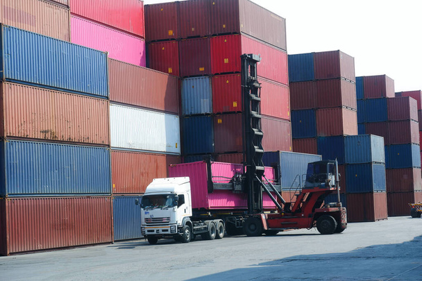 Apilador de contenedores, carga el contenedor en el camión. Concepto de transporte - Foto, Imagen