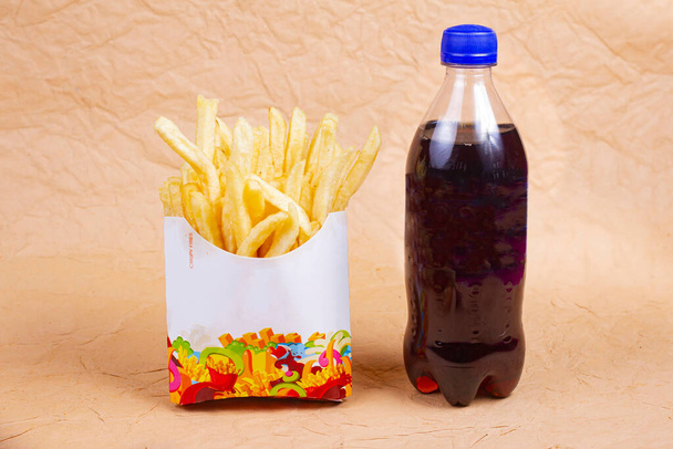 Cola e batatas fritas isoladas em fundo claro - Foto, Imagem