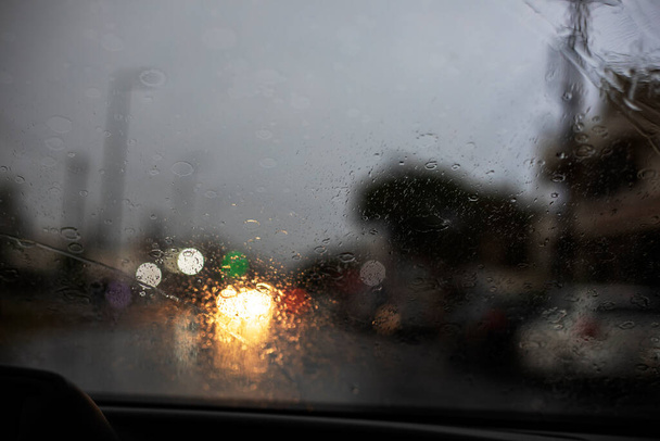 abstrait fond flou de pluie sur le pare-brise de voiture, horizontal - Photo, image
