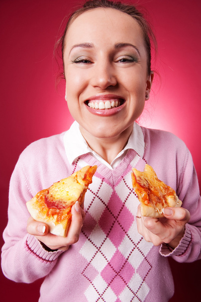Fille drôle avec deux morceaux de pizza savoureuse
 - Photo, image
