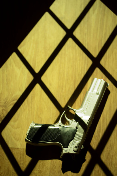 Pistola automática de 9 mm pistola de suspenso libro cubierta diseño foto. - Foto, Imagen
