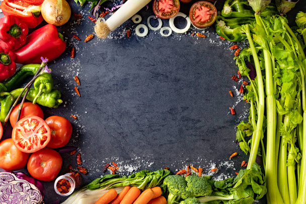 Egészséges ételek. Zöldségek és gyümölcsök gyűjtemény fekete cement vagy kő háttér. Top view and copy space. Vegetáriánus élelmiszer háttér és főzés receptek.  - Fotó, kép