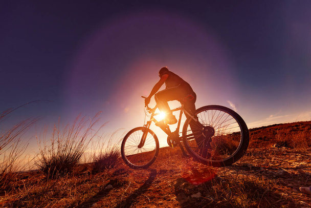 Rower i zachód słońca landscape.leisure w plenerze z rowerów górskich.Extrem sportu i rekreacji. - Zdjęcie, obraz