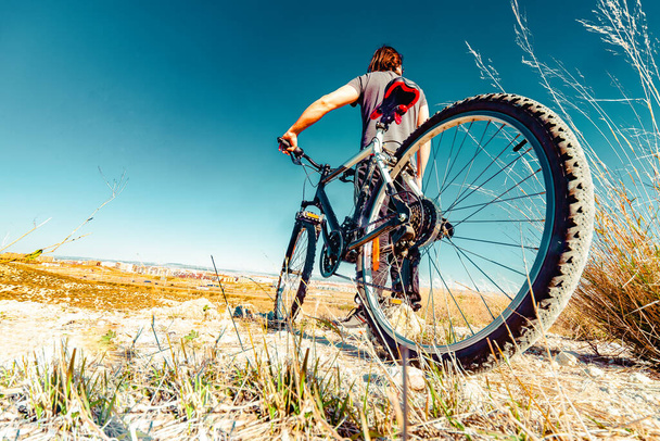 Biker e pôr do sol paisagem.lazer ao ar livre com mountain bike.Extrem esporte e recreação. - Foto, Imagem
