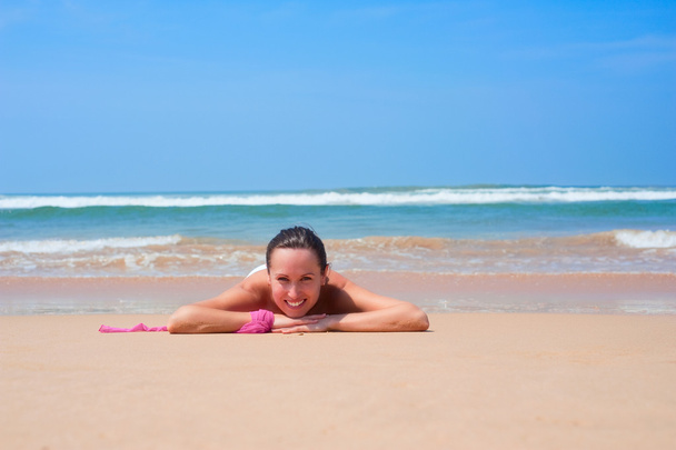 przyjemna kobieta leżące na piasku - Zdjęcie, obraz