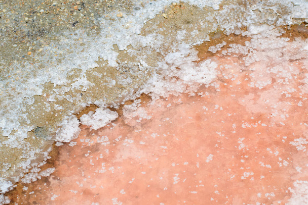 Cristaux de sel en gros plan au fond d'un lac rose. Industrie minière du sel naturel. - Photo, image