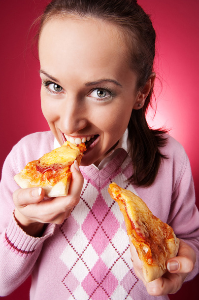 όμορφο κορίτσι με δύο κομμάτια από νόστιμο πίτσα - Φωτογραφία, εικόνα