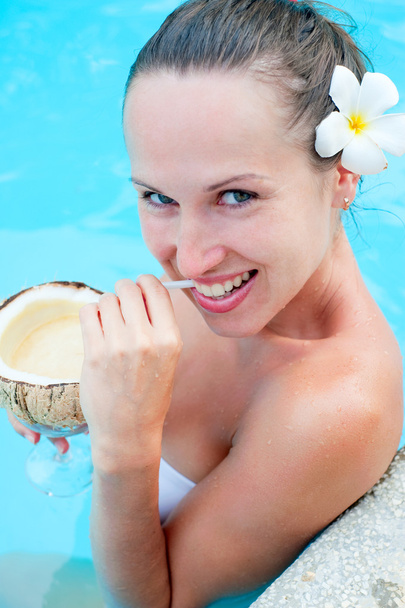 Mulher sorridente bebendo coquetel
 - Foto, Imagem