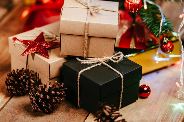 confezione regalo per Natale e Capodanno sfondo vacanza - Foto, immagini