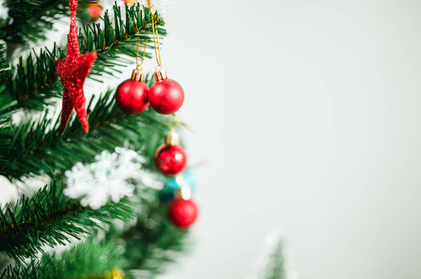 Διακοσμητικά φώτα μπάλες και πεύκο Χριστούγεννα και Πρωτοχρονιά φόντο διακοπών - Φωτογραφία, εικόνα