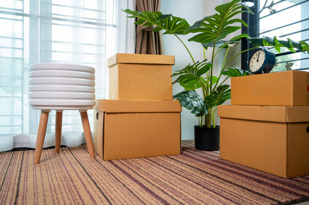Caixas móveis em novo apartamento e caixa de papelão no chão, conceito de casa Move. - Foto, Imagem