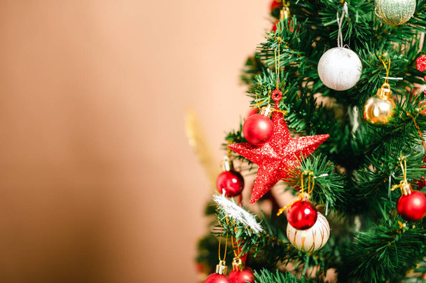 Декоративні вогні кулі та сосна Різдвяний та новорічний святковий фон
 - Фото, зображення