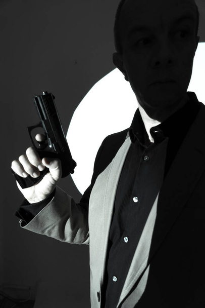 Spy θρίλερ βιβλίο σχέδιο κάλυψης με τον άνθρωπο κρατώντας πιστόλι. - Φωτογραφία, εικόνα