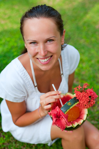 smiley nő koktéllal görögdinnye - Fotó, kép