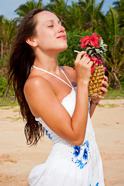 Hymyilevä nainen ananaksella
 - Valokuva, kuva