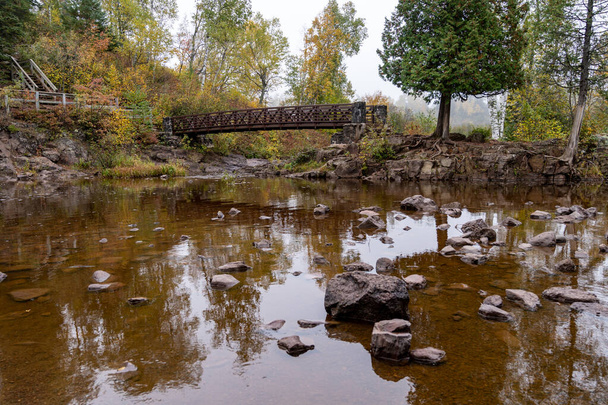 Ponte che attraversa il fiume Gooseberry in autunno, a Gooseberry Falls State Park Minnesota - Foto, immagini