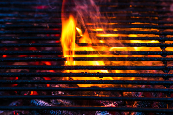 Tyhjä kuuma hiiligrilli grilli kirkas liekki - Valokuva, kuva