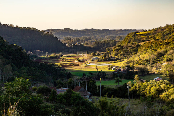 ブラジルのリオグランデ・ド・スル州、モンテ・アルヴェルヌの谷にプランテーションと森林を持つ農場 - 写真・画像
