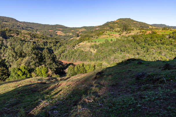 ブラジルのリオグランデ・ド・スル州、モンテ・アルヴェルヌ山の上の農場と森 - 写真・画像
