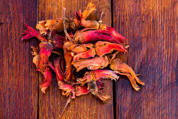 Frische reife rote Haselnüsse auf Holztisch - Foto, Bild