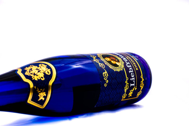Botella de vino Liebfraumilch Rheinhessen aislado en blanco. Foto editorial ilustrativa en Bucarest, Rumania, 2021 - Foto, Imagen