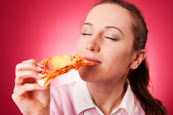 Femme mangeant une pizza savoureuse
 - Photo, image