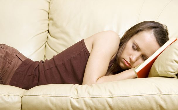 Женщина спит на книге дома
 - Фото, изображение