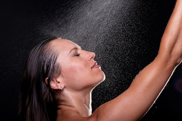 Femme prenant la douche
 - Photo, image