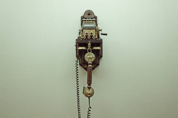 старый телефон на стене - Фото, изображение