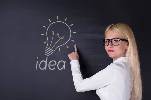 Business woman and big idea bulbs - Zdjęcie, obraz