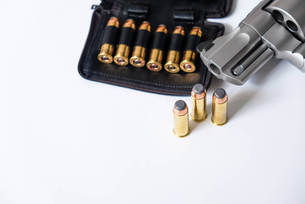 .44 pistola revolver magnum con proiettile su sfondo bianco concetto di autodifesa - Foto, immagini