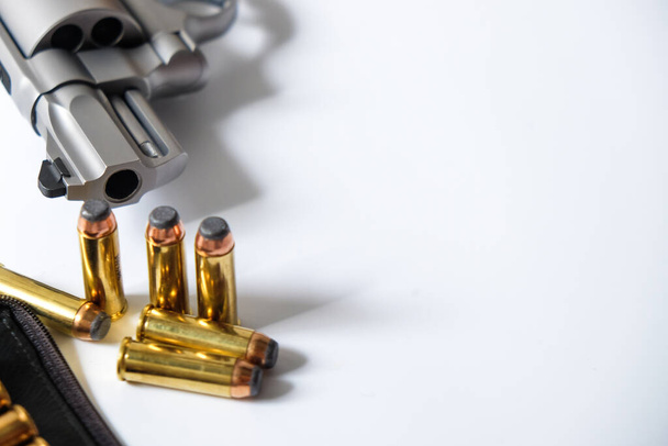 .44 pistola revolver magnum con bala sobre fondo blanco concepto de autodefensa - Foto, Imagen
