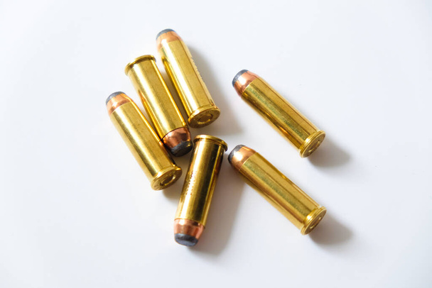Groep van pistool kogel .44 magnum 9mm en .45 op witte achtergrond crimineel concept - Foto, afbeelding