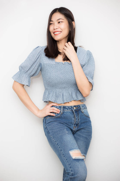 sexy asiatique femmes porter bleu jean debout sur blanc fond belle jeunes asiatique femmes - Photo, image